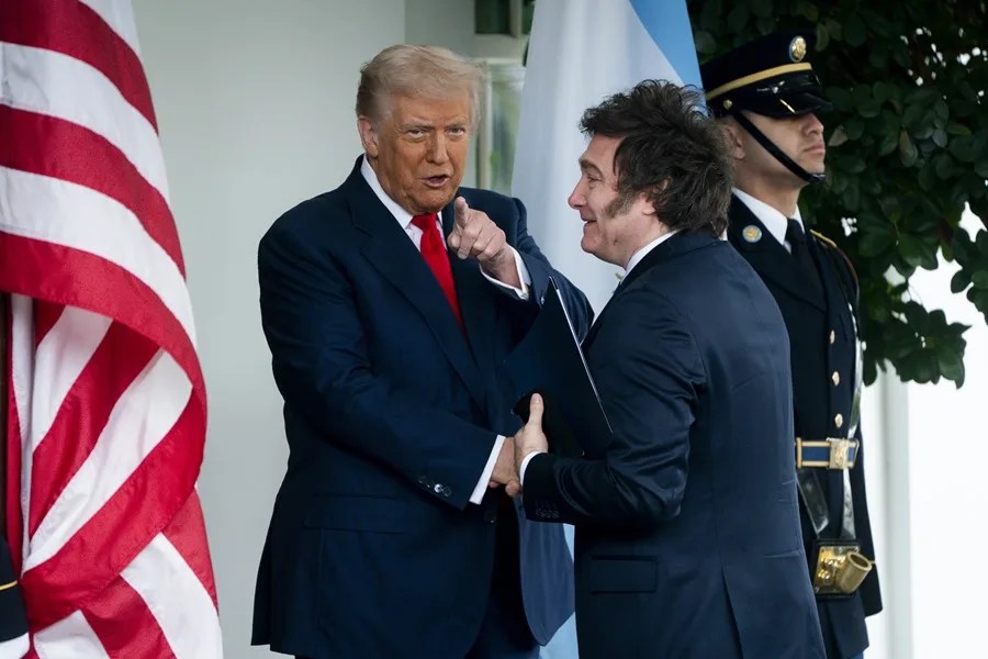 tavo2366's tweet photo. Hay presidentes que negocian y otros que se inclinan. https://t.co/ZtjFZfwbsG