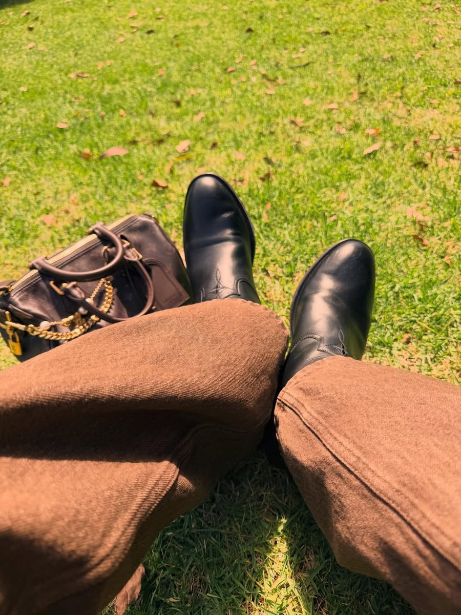 kakanpaiboon34's tweet image. อุ๊ย! มีคนแอบถ่ายเบื้องหลังไว้ด้วย จากมุมเท่ ๆ กลายเป็นคนนั่งจุ้มปุ๊กสุดน่ารัก เบื้องหน้าเบื้องหลัง…โดนใจหมดเลย 😉🤎✨

#BamBamxLVatAO2026
#BamBam #LouisVuitton #AO26 
@BamBam1A @LouisVuitton @BAMBAMxBAMMIE