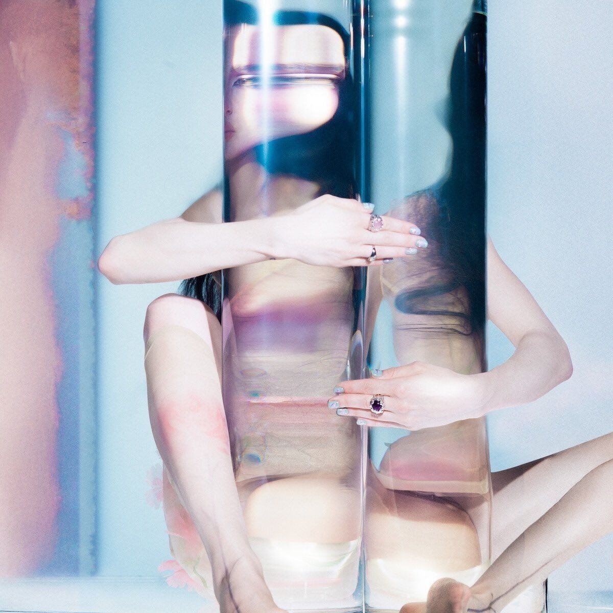 O "Empty Hands" vendeu 11.000 cópias em sua primeira semana nos Estados Unidos.

Fonte: <a href="/chartdata/">chart data</a>