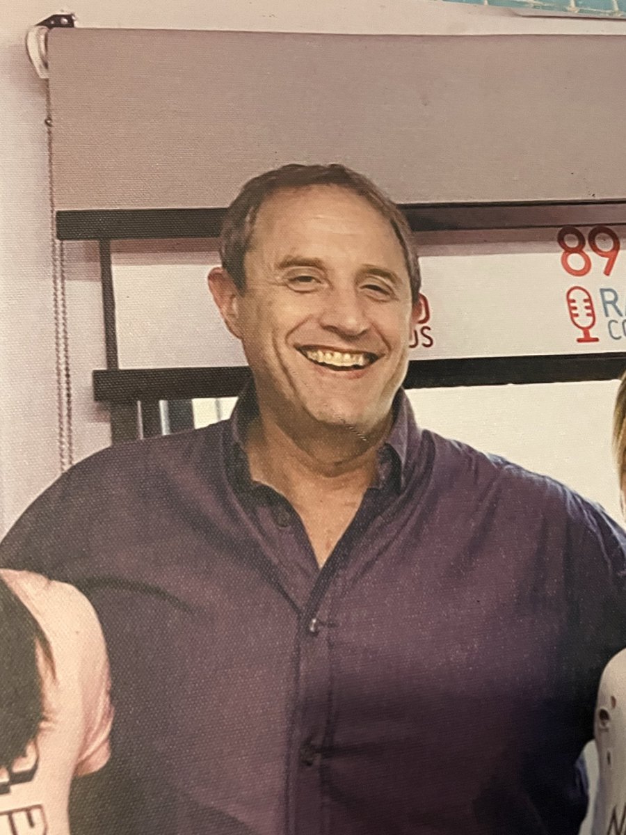 Cuando no estás, 
o me encuentro en otro lugar del mundo,
cuando no estás,
me equivoco cada medio segundo,
cuando no estás,
la soledad me aconseja mal.