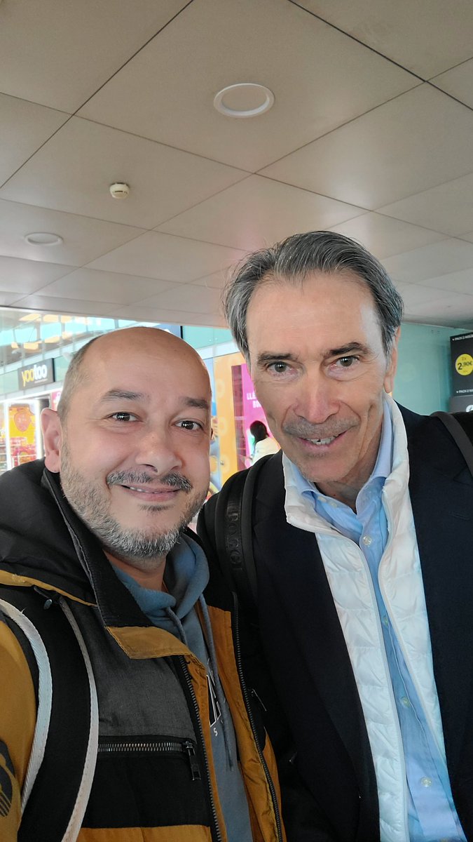 81juank81's tweet photo. @lobo_carrasco gracias por la foto y por ser tan amable, salut i visca el Barça!! https://t.co/lwbTWjWdAE