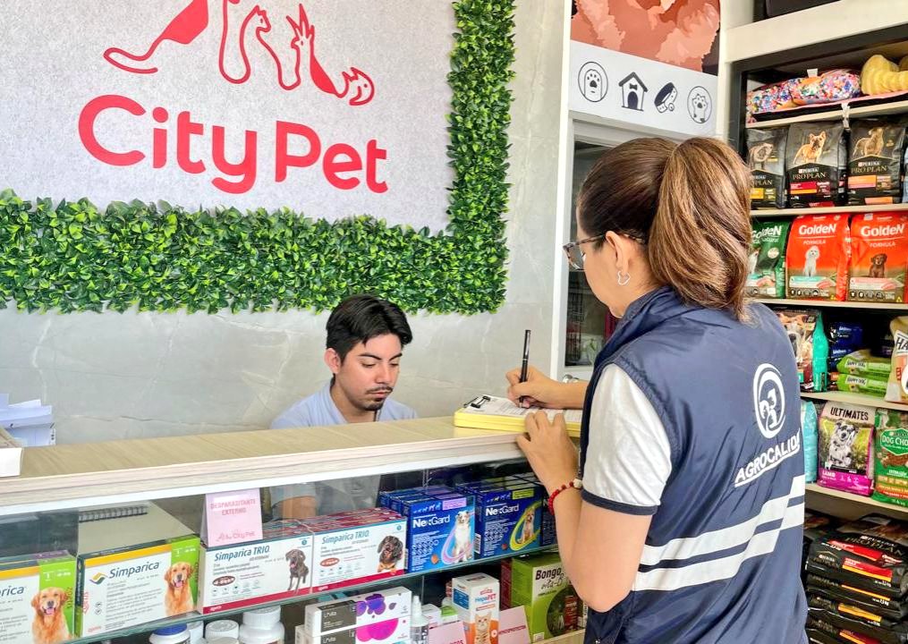 AgrocalidadZ5's tweet photo. #Guayas | En el cantón Guayaquil, realizamos el control post registro a almacenes de expendio de insumos pecuarios, para verificar el cumplimiento del registro, el adecuado manejo y la correcta comercialización de estos productos.
#RegistroResponsable https://t.co/ewgip7vwiP