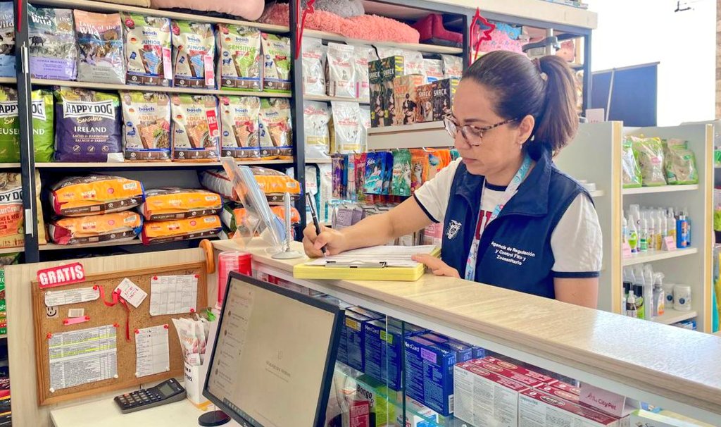 AgrocalidadZ5's tweet photo. #Guayas | En el cantón Guayaquil, realizamos el control post registro a almacenes de expendio de insumos pecuarios, para verificar el cumplimiento del registro, el adecuado manejo y la correcta comercialización de estos productos.
#RegistroResponsable https://t.co/ewgip7vwiP