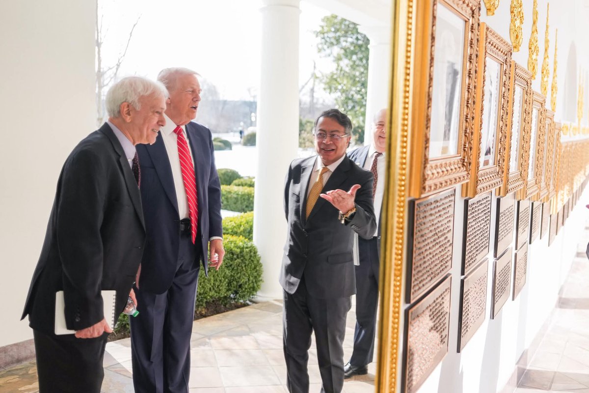 Saludo en el Salón Este de la Casa Blanca, entre el Jefe de Estado Colombiano, Gustavo Petro, y el Presidente Donald Trump, previo a su reunión privada. 

📸: Gobierno de Colombia