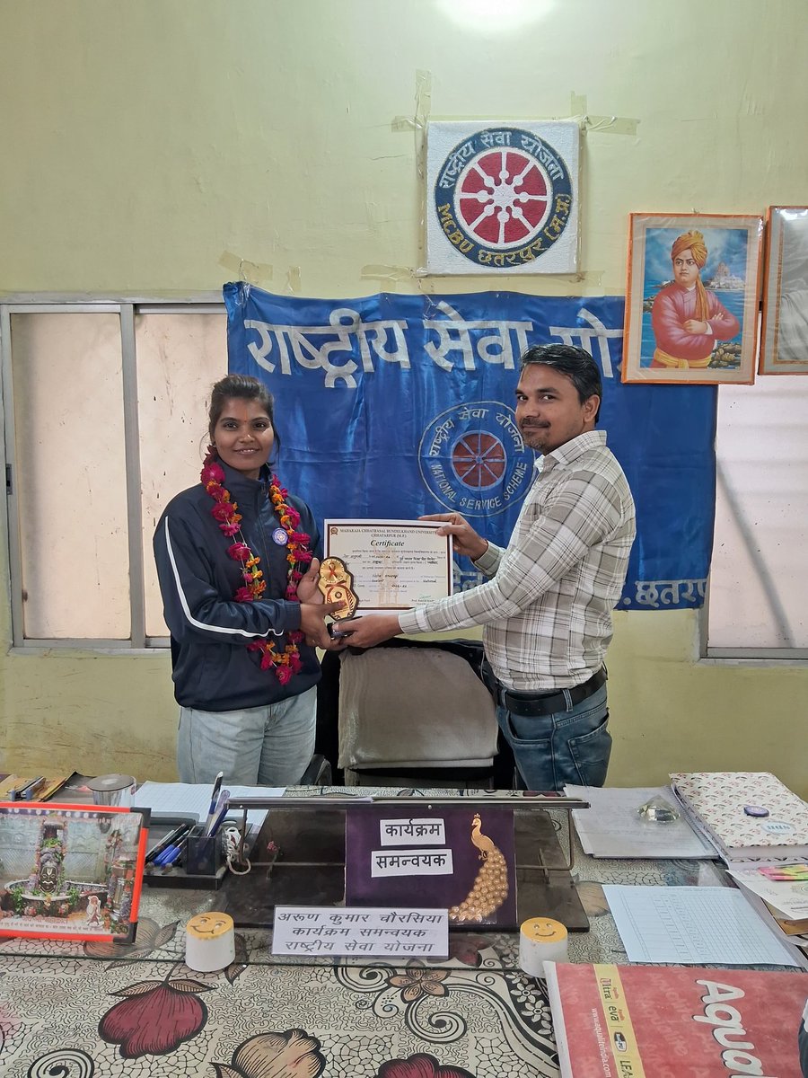 McbuNss's tweet photo. स्वयंसेवक सम्मान समारोह
26 जनवरी नई दिल्ली कर्तव्य पथ 
एवं लाल परेड ग्राउंड भोपाल में गणतंत्र दिवस परेड में सम्मिलित होकर गौरवशाली पल प्रदान करने वाले राष्ट्रीय सेवा योजना स्वयंसेवक संजय रजक एवं नेहा का विश्वविद्यालय कुलगुरु माननीय प्रो. राकेश कुशवाह द्वारा स्वागत सम्मान किया गया https://t.co/aYrdkr9Rw2