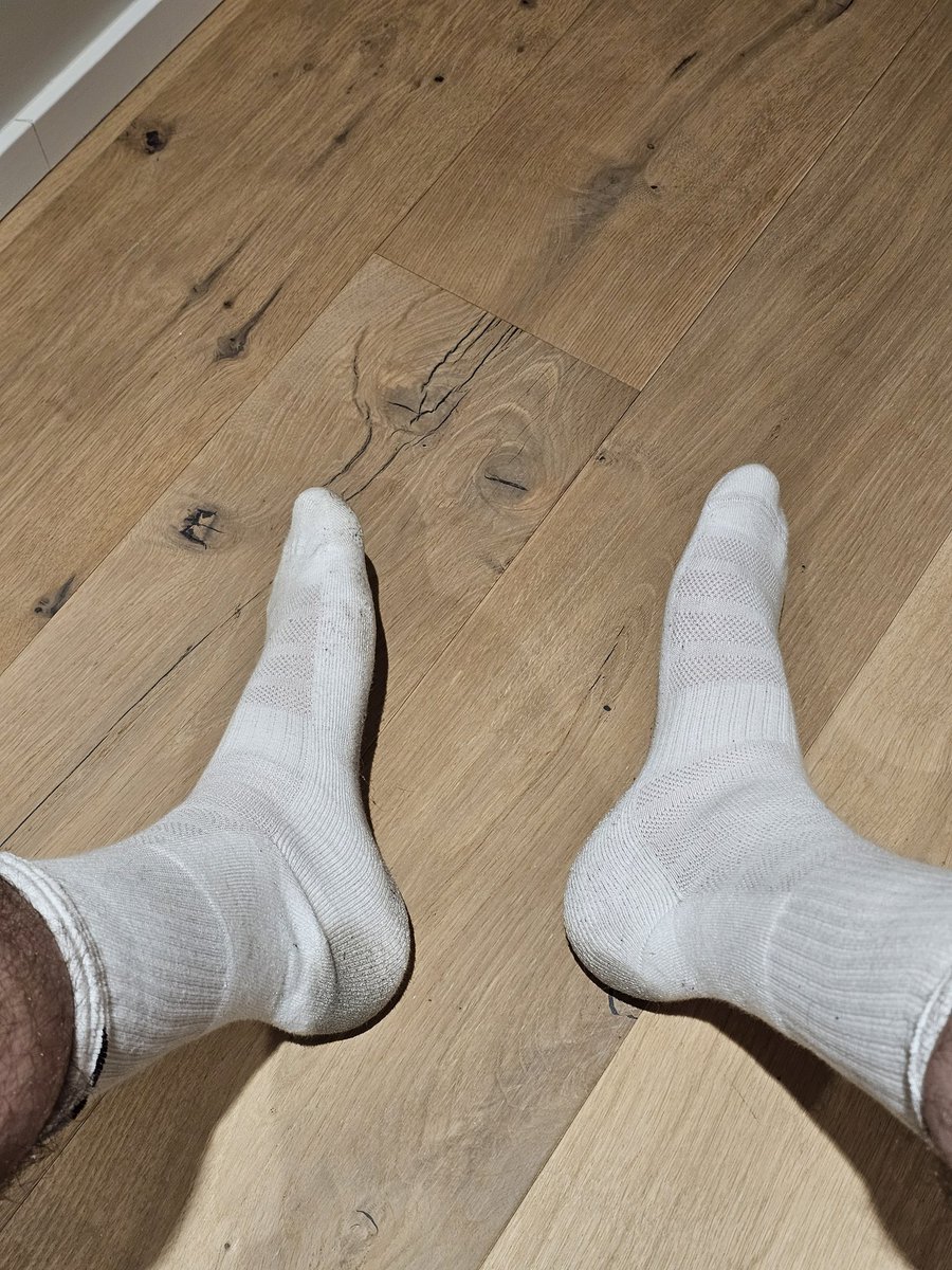 Maxime_Vls's tweet photo. Je rentre du sport, imaginez vous l'odeur 😈

#chaussettesale #fimdom #soumisfr #piedmec #domination #moneyslave #cashmaster #cashpig #cashslave 
@RT_MASTERS_FR https://t.co/YUsuntjDvY