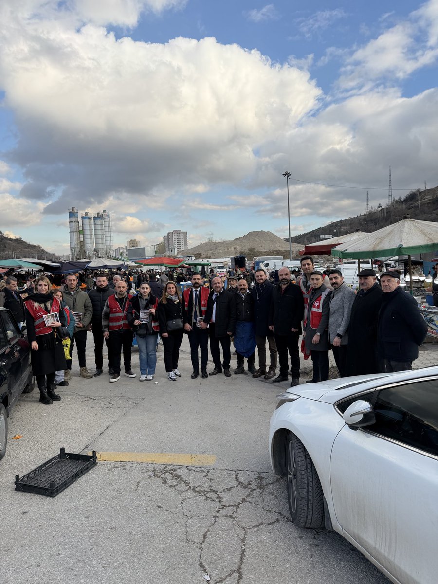 Derbent semt pazarımızda belediye meclis üyelerimizle birlikte esnafımızın emeğine kulak verdik, vatandaşlarımızın taleplerini yerinde dinledik. Sahadayız, çözüm için buradayız.
#hemenşeçim
#ErkenSeçimiGETİRİN
