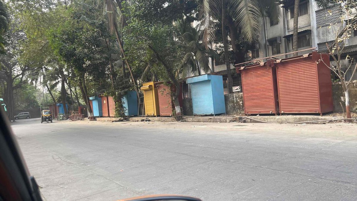 MNCDFbombay's tweet photo. Alert @mybmc ⚠️

New takeover of footpath in Mulund west.

On what basis have you allowed takeover of footpath that's meant for pedestrians? We have received these pics that shows new hawkers are being set here with the blessing of your officials. 

Kindly act.

Corporators and other public representative need to stop this takeover immediately.

Address : Joshi Road near fire station, Mulund West.

@MumbaiPolice
Well within your jurisdiction as well to act.
#MNCDFflyingSquad