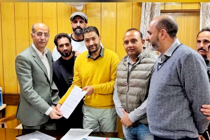Jknhmea's tweet photo. JKNHMEA delegation met Hon’ble Advisor to the Hon’ble CM,Nasir Aslam Wani, at Civil Secretariat Jammu & raised longpending demands of NHM employees. Assurance given to take up issues with the Hon’ble CM & Health Minister #SecureNHM
@nasirsogami @OmarAbdullah @sakinaitoo @CM_JnK https://t.co/mcJgzlpcVC