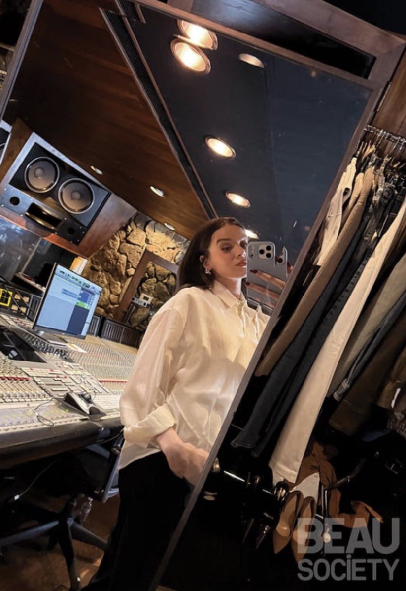 Hailee Steinfeld Source tweet media