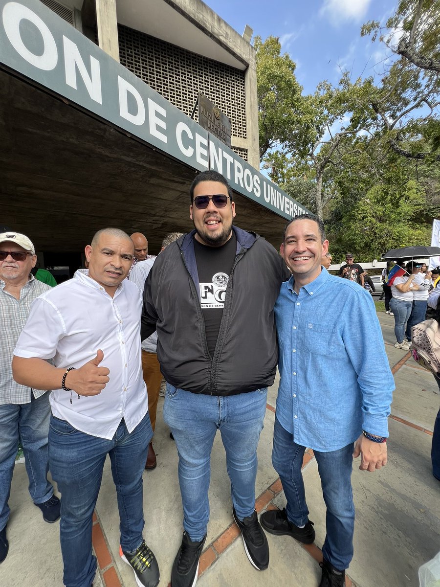 Grato reencuentro con estos panas, quienes juntos siempre hemos luchado por las causas nobles y justas. 

¡Libertad para los presos políticos!