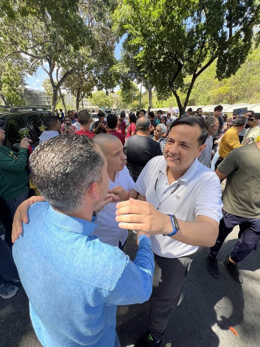 PERIKLEAF's tweet photo. Grato reencuentro con estos panas, quienes juntos siempre hemos luchado por las causas nobles y justas. 

¡Libertad para los presos políticos! https://t.co/WBzDYQtxOA