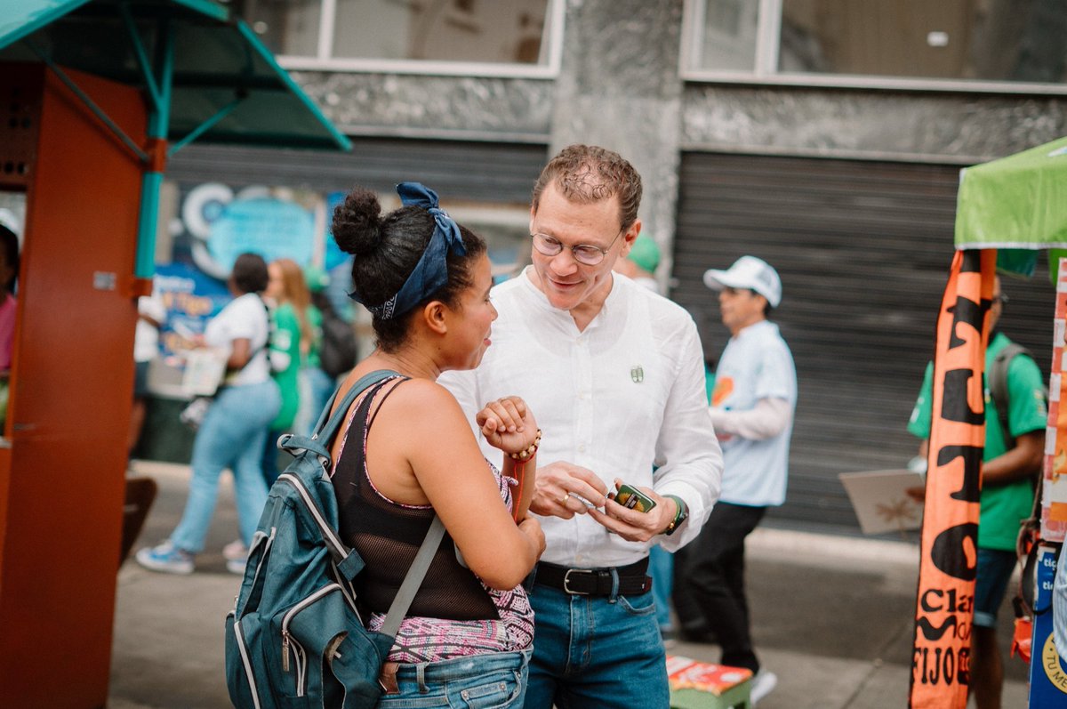 Ayer hice el ejercicio de preguntarle a la ciudadanía si aparte de mi llave Duvalier Sánchez, conocía a los actuales representantes a la Cámara por el Valle del Cauca. Todos contestaron que no 😲

Los caleños no saben quiénes están velando por sus intereses en el Congreso de la