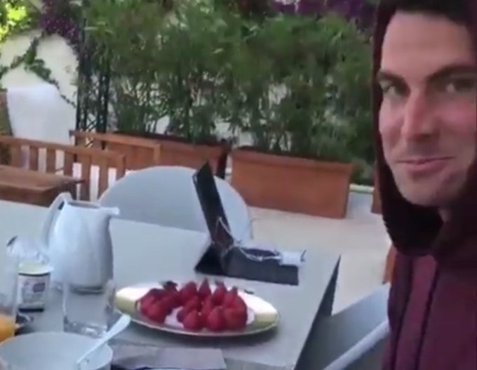 haberinolsun_x's tweet photo. Epstein arşivlerinden bir başka video daha ortaya çıktı.

Adalet Bakanlığı bir adamın yüzünü sansürlemeye çalıştı ancak başaramadı.

 https://t.co/lIN5MA5IxY