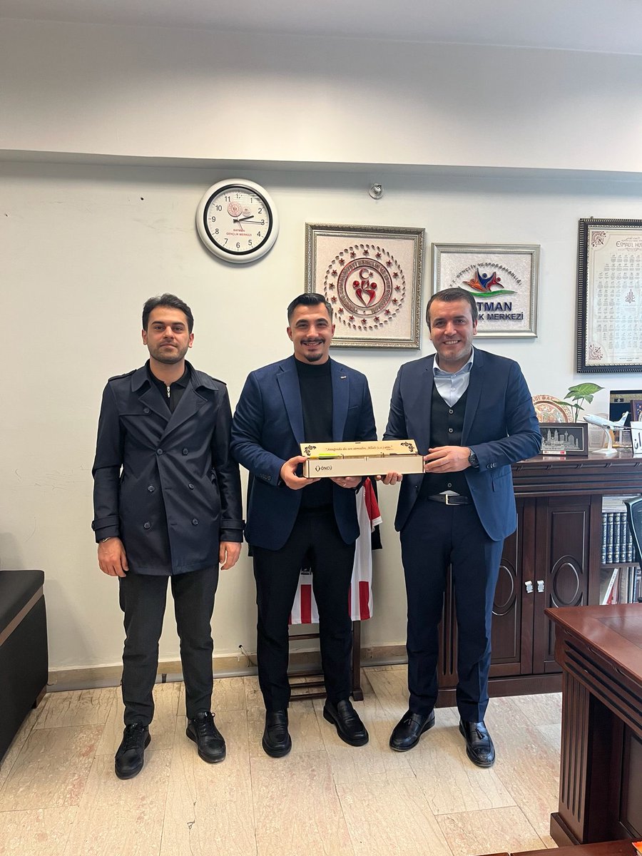 onderbatman's tweet photo. Öncü Spor Genel Merkez Yönetim Kurulundan Bünyamin Tarhan’ın katılımıyla Batman GSB İl Müdür yardımcısı Musab Baran, Batman MEB İl Müdür yardımcısı Beşir Tileği, MEB İl Şube Müdürü Abdurrahman Kardaş ile 2026 yılı İmam Hatipler arası Spor Müsabakaları ile ilgili istişare ettik. https://t.co/V4nOqR9uhP