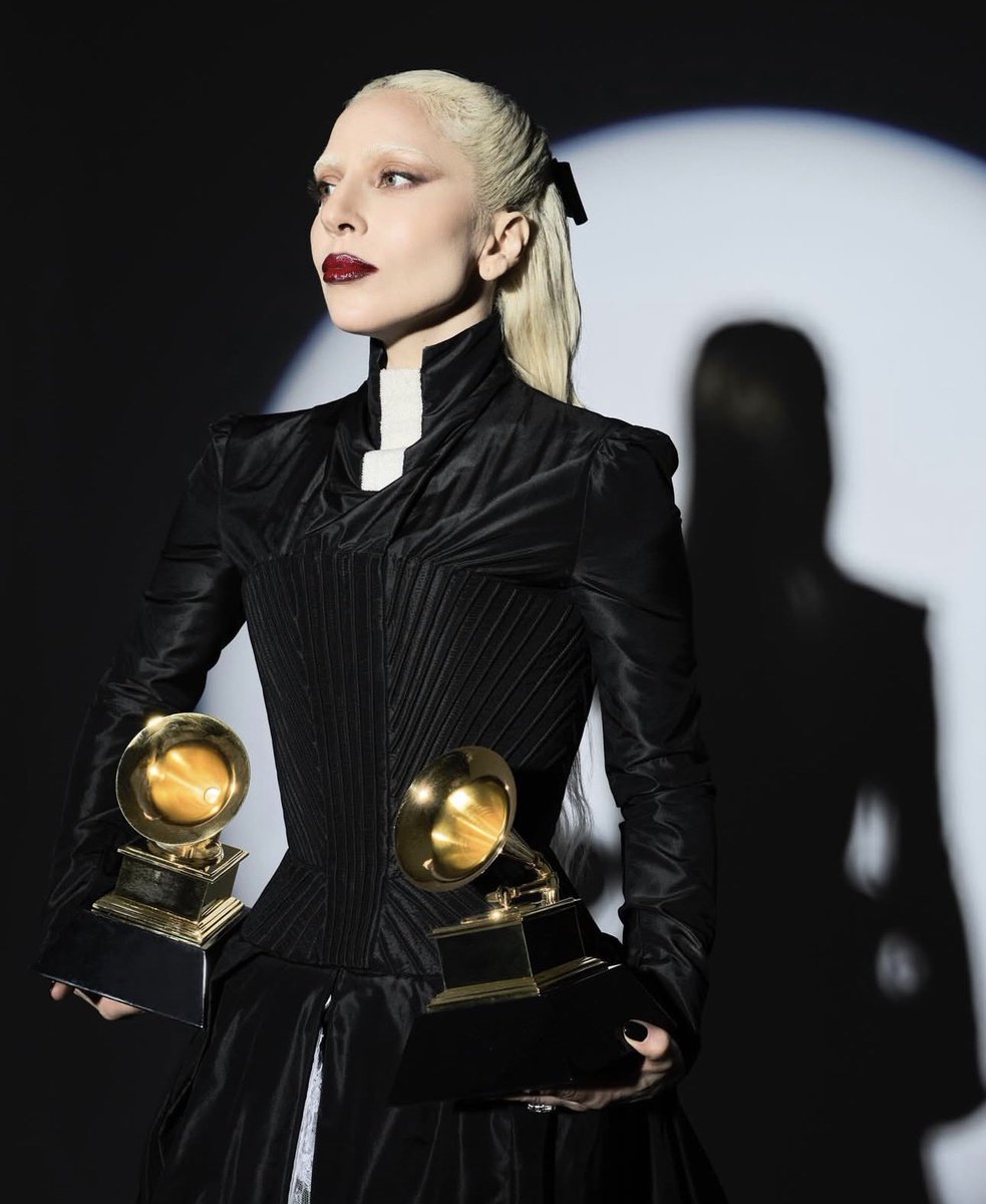 PopCrave's tweet image. Lady Gaga looks gorgeous with her #GRAMMYs.
