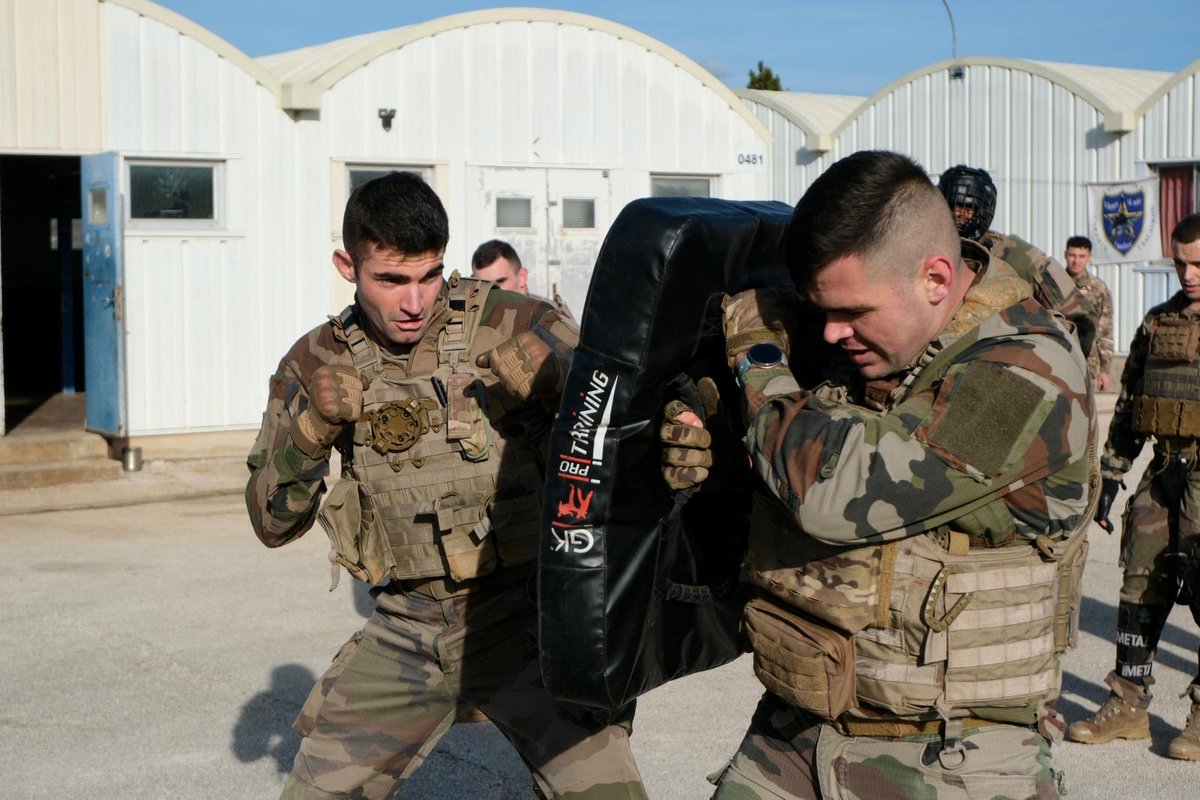 1erSpahis's tweet photo. Consolidation des fondamentaux du combattant pour les spahis du 1er escadron et leurs camarades du @21RIMa en manœuvre sur le camp de Canjuers. #rusticité #vaincreaucombat #1RCA https://t.co/2feLxps5Yn