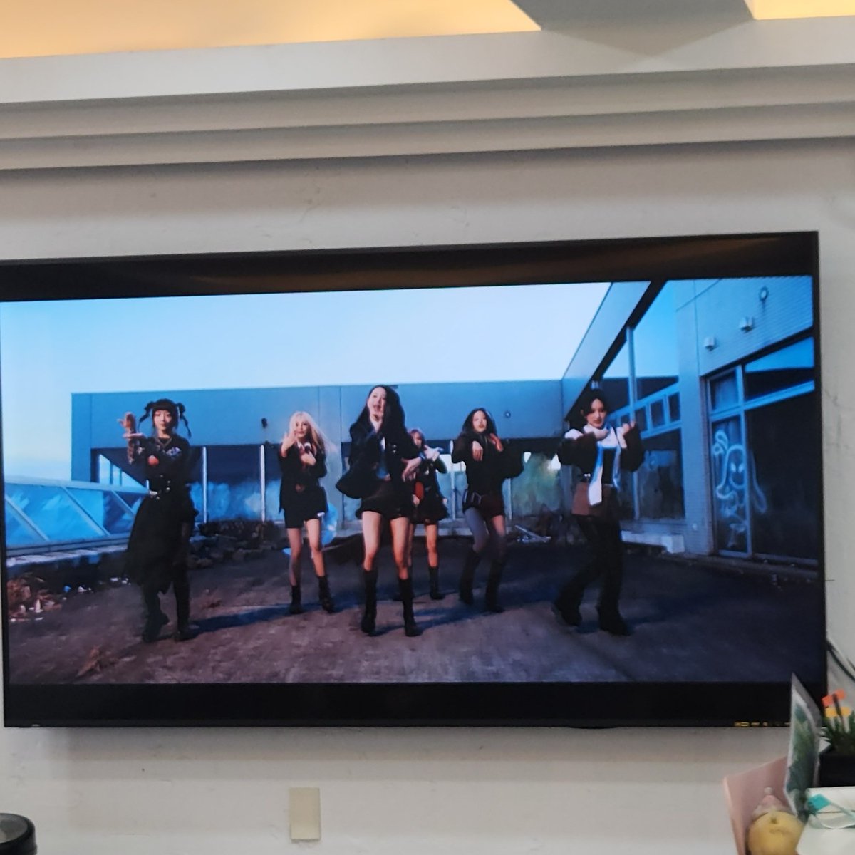 reismaru's tweet photo. #찹쌀떡_콘수니 
대전 세모네모로 갔다왔어요
티비화면 엄청 커서 좋았음
특전세트로 주문하고 뮤비 감상하다갑니다 https://t.co/dJ9QViKgom
