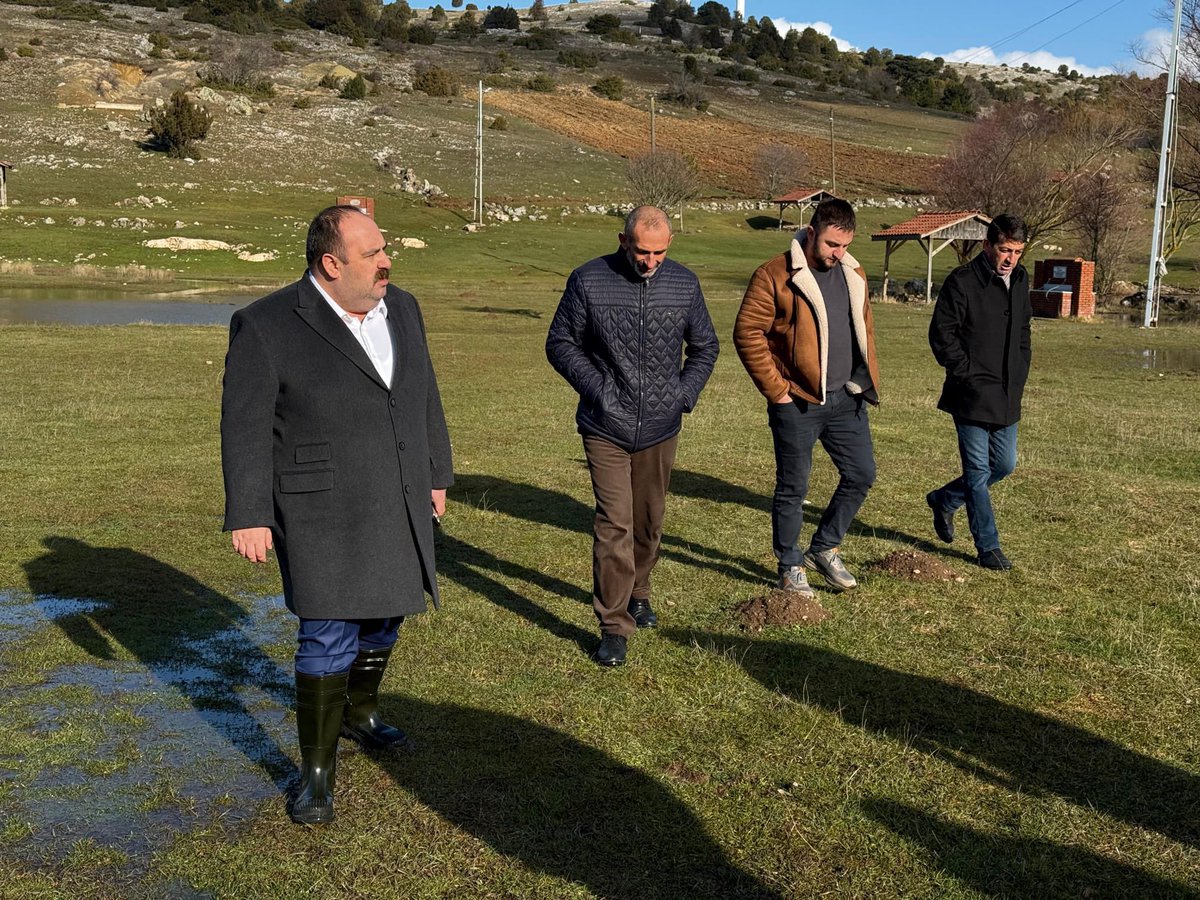 Başkanımız Sn. Serhat HAMAMCI, Belediye Meclis Üyelerimiz Sn. Mustafa Caner KIRIKÇI, Sn. Muzaffer TAŞTAN, İlçemiz çiftçilerinden Sn. Mehmet KARAVELİOĞLU, Sn. Halil TORUN ve Sn. Murat DAĞLAR ile birlikte İlçemizdeki tarım arazilerinde kullanılan sulama suyunun kaynaklarının