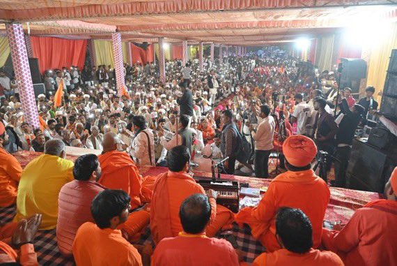 Bhanup294's tweet photo. #खेजड़ी_बचाओ_महापड़ाव  बीकानेर

1.  स्थल पर 29 संत, 1 साध्वी तथा 68 मातृशक्ति व 439 पुरुषों के साथ कुल 537 लोग आमरण अनशन पर बैठे हैं।
अन्य हज़ारों लोग साथ 

दुर्भाग्यपूर्ण है कि अब तक राज्य सरकार की ओर से कोई वार्ता या संवाद नहीं हुआ है। https://t.co/t8u9cy3iti