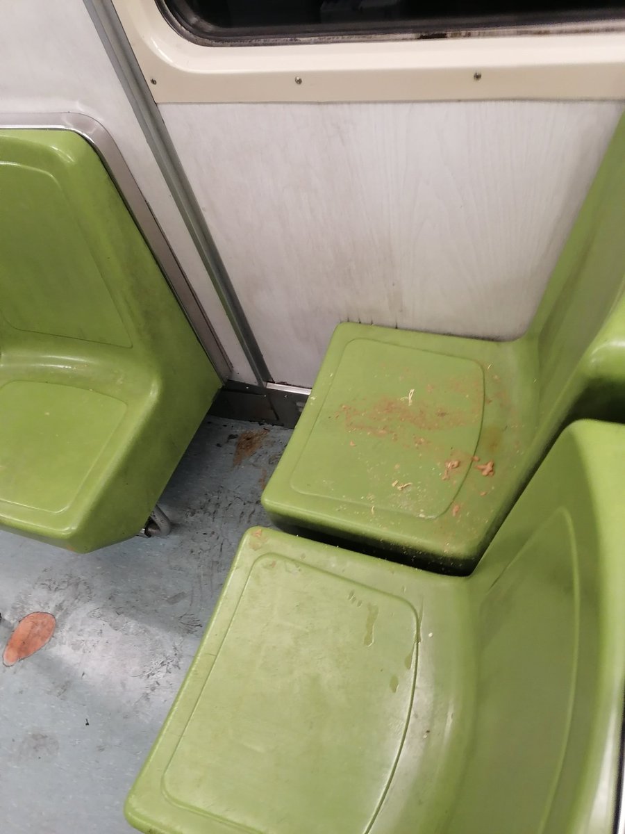 Joszku's tweet photo. @MetroCDMX línea 9, dirección Pantitlán, 11.06 am, 03 de Feb 2026; asientos con vómito seco https://t.co/OjfuQIgsGx