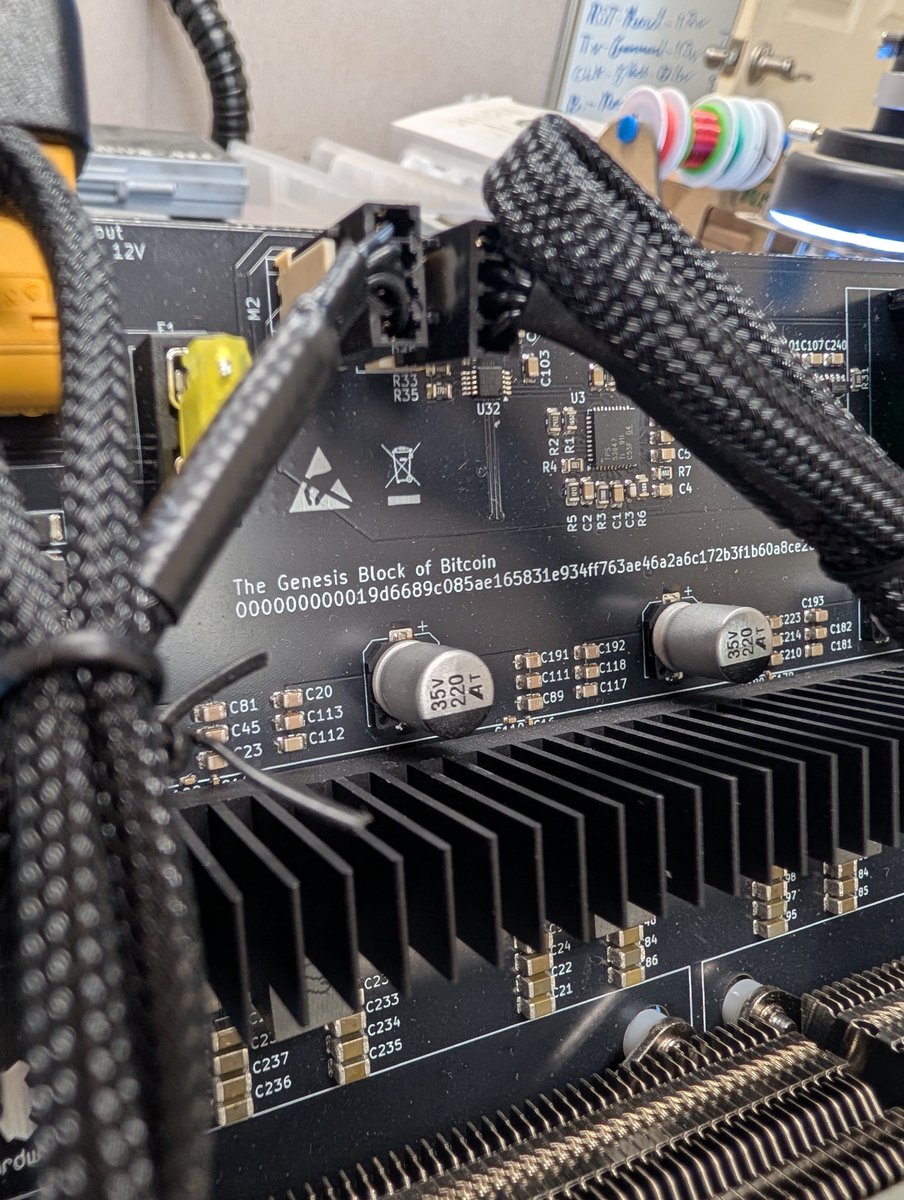 CoSatoshi821's tweet photo. Pleb Edition #Octaxe still available. Starting at $779! Details below 👇🏻

#osmu #nerdaxe #bitaxe https://t.co/s9IIpJHCkH
