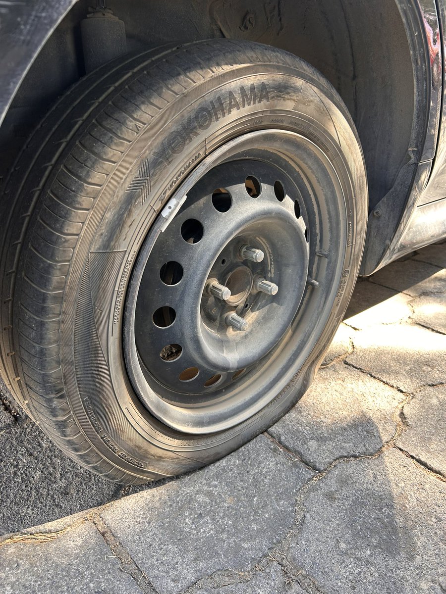 AnaWellmann's tweet photo. Qué mal estaré pagando en esta vida para que me hayan pinchado dos llantas 😭 https://t.co/u8ZBXY1NVM
