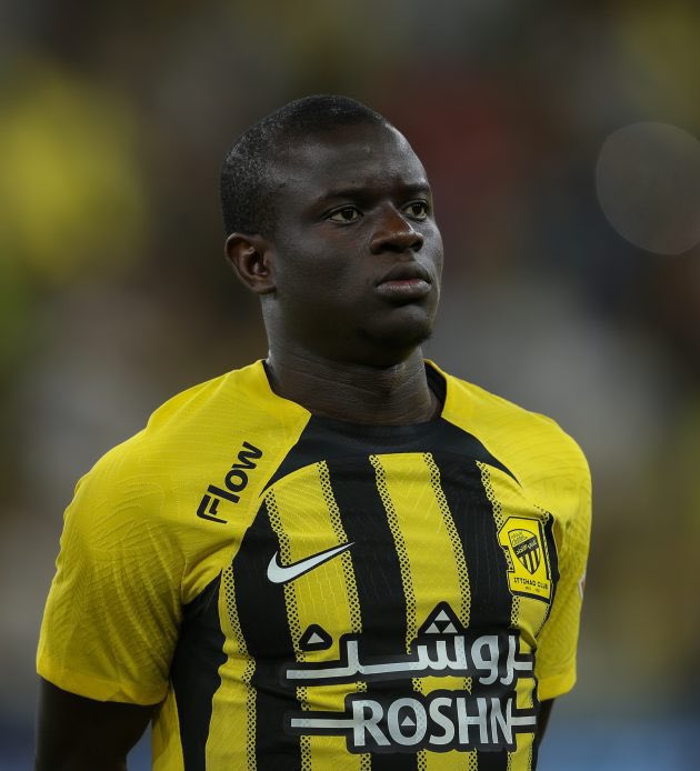 Fener10line's tweet photo. 🚨 L'Equipe: Fenerbahçe'ye transferi tamamlanmış gözüken ve sağlık kontrollerinden başarıyla geçen 34 yaşındaki N'Golo Kanté, kendi iradesi dışında Al-Ittihad'da mahsur kalmış durumda. FIFA tarafından bir çözüm bulunmasını bekleyen Fransız orta saha, bu süreçte mevcut kulübü için oynamayı reddediyor.

Fenerbahçe, FIFA aracılığıyla tüm itiraz ve başvuru yollarını devreye soktu. Potansiyel bir uzlaşma kararı bekleyen Fransız milli oyuncu bu süre zarfında Al Ittihad forması giymeme kararı aldı.