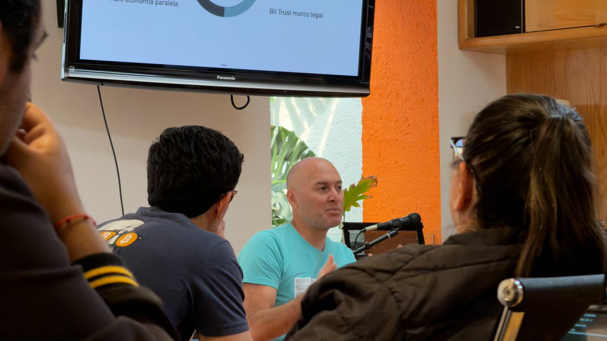 LaCasaDeSatoshi's tweet photo. .@inahcitadel fascinó a la audiencia explicando la gran visión de la ciudadela Bitcoin que están construyendo en Mérida, Yucatán, y la @whitepaper_H. 🇲🇽🌱 https://t.co/tYtfOYWYgO
