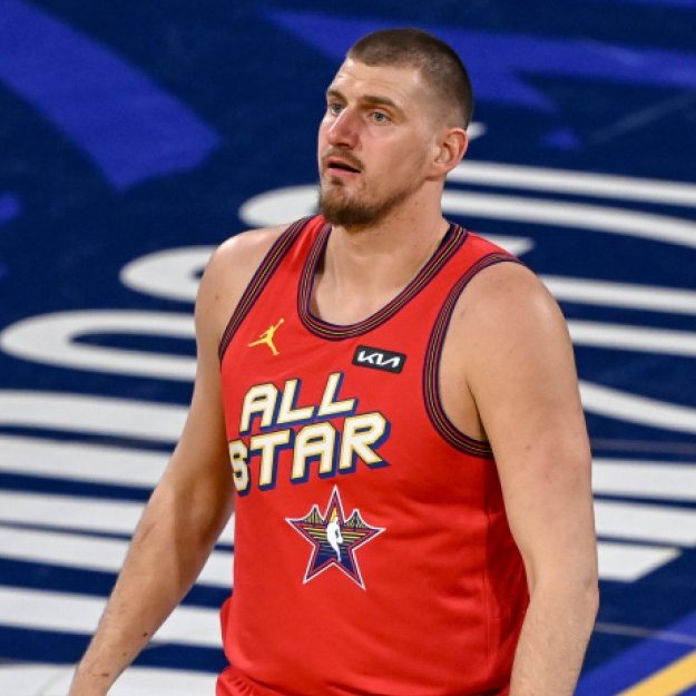Velika čast za srpsku košarku!

Na predstojećem NBA All Staru, Tim sveta na terenu će predvoditi, kao prva zvezda ekipe, najbolji srpski košarkaš Nikola Jokić, a glavni trener ekipe biće srpski trener Darko Rajaković!

Bravo momci! 🇷🇸🏀👏