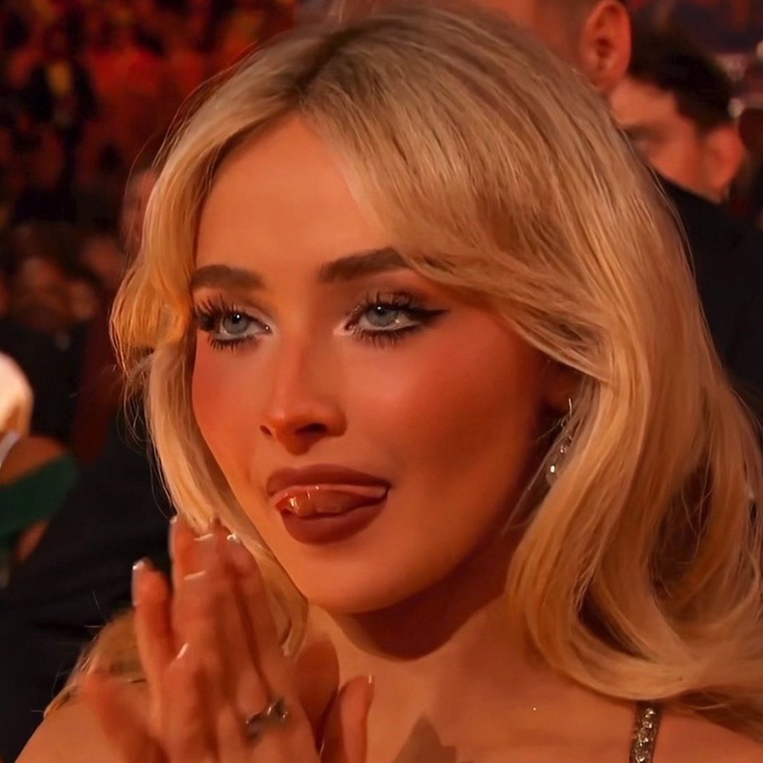 sabrinacardigan's tweet photo. vampira                                          reptiliana https://t.co/eAbdyEC2kT
