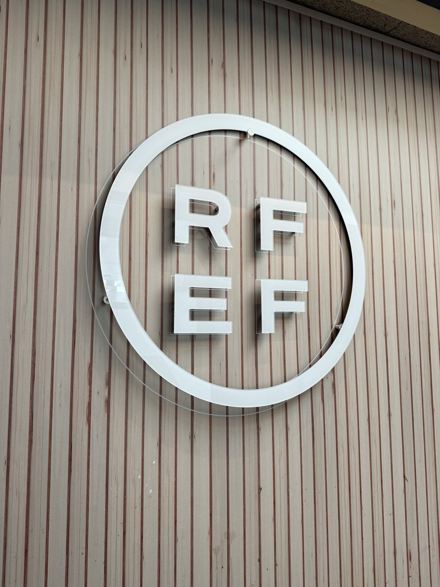 emmanuelrf's tweet image. Buena jornada hoy en Ciudad del Fútbol en el Seminario del @CTARFEF, con su presidente Fran Soto a la cabeza, para conocer un poco mejor la herramienta del #FVS y su aplicación en @Primera_RFEF y @LigaF_oficial 

Ideal para desvirtualizar y poner cara a compañeros de profesión.