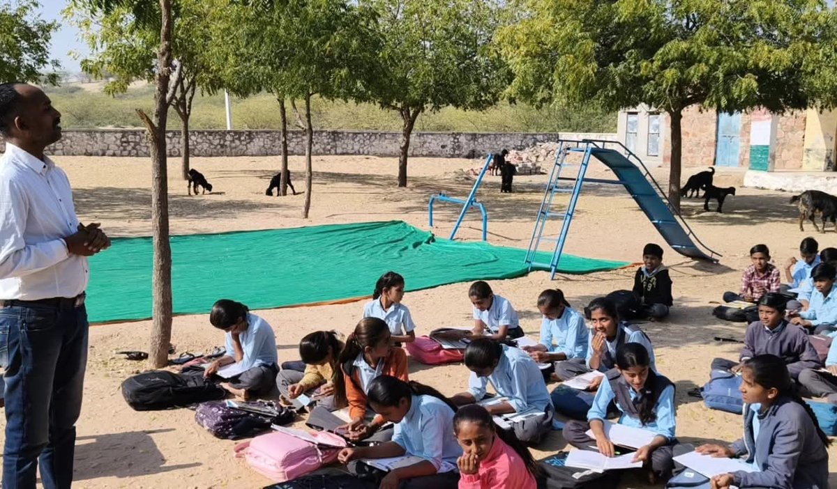 विधालय निरीक्षण 
5 शिक्षक, 12 कक्षाएँ…
ये कोई आँकड़ा नहीं,
ये रोज़ निभाया जाने वाला संघर्ष है।

जहाँ एक शिक्षक
कई कक्षाओं का भविष्य अपने कंधों पर उठाए खड़ा है—
बिना शिकायत,
बिना शोर।

धन्य हैं हमारे अध्यापक महोदय,
जो संसाधनों की कमी में भी
संकल्प की रोशनी जलाए रखते हैं।