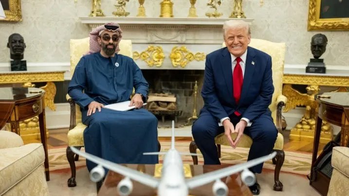 cturnbull1968's tweet image. Yesterday, Trump had the audacity to say he had no idea that the Emiratis had invested $500M in his crypto company. 

Here he is, sitting with Sheikh Tahnoon bin Zayed, in the Oval Office. Coincidentally, the guy that was in charge of the $500M investment in his company.