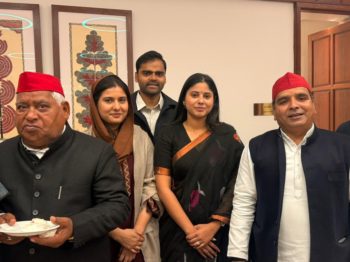 लोकप्रिय सांसद श्री धर्मेन्द्र यादव जी को जन्मदिन की हार्दिक बधाई एवं शुभकामनाएं।

मैं ईश्वर से आपके स्वस्थ एवं दीर्घायु जीवन की कामना करती हूँ।