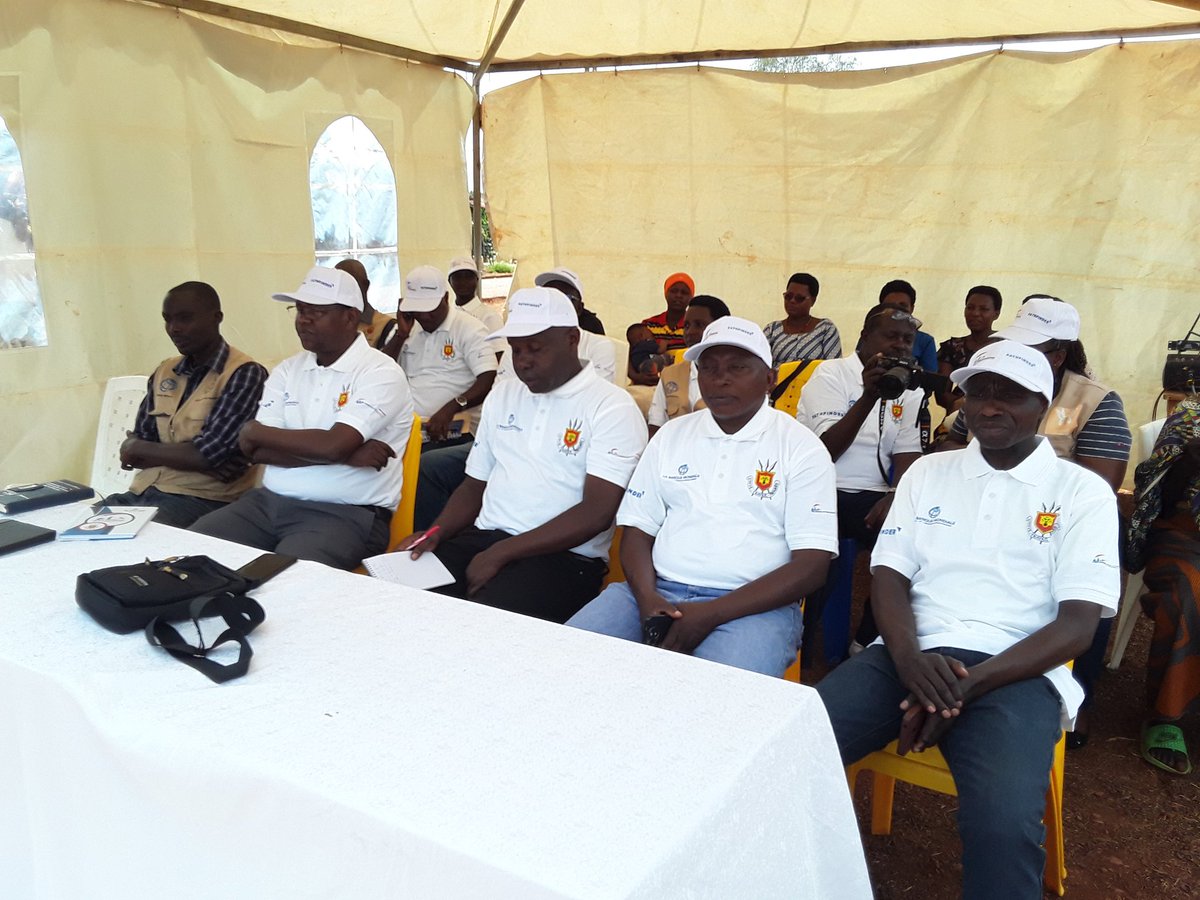 Merankabandi2's tweet photo. @PButanyerera @Pathfinder Pour @ITANGISHAKAAle2 , au nom du RS du @Merankabandi2 à #Kirundo, après avoir présenté le personnel du l'#UGP #Kirundo, il a encor souhaité la bienvenue au #RMIP du projet, à tous les bénéficiaires et participants présents avant de féliciter @Pathfinder pr la tenue de cett Foire https://t.co/CD57kvmdIZ