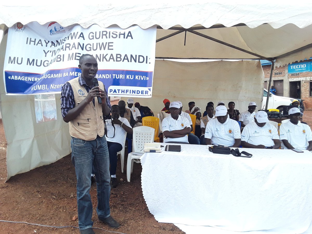 Merankabandi2's tweet photo. @PButanyerera @Pathfinder Pour @ITANGISHAKAAle2 , au nom du RS du @Merankabandi2 à #Kirundo, après avoir présenté le personnel du l'#UGP #Kirundo, il a encor souhaité la bienvenue au #RMIP du projet, à tous les bénéficiaires et participants présents avant de féliciter @Pathfinder pr la tenue de cett Foire https://t.co/CD57kvmdIZ