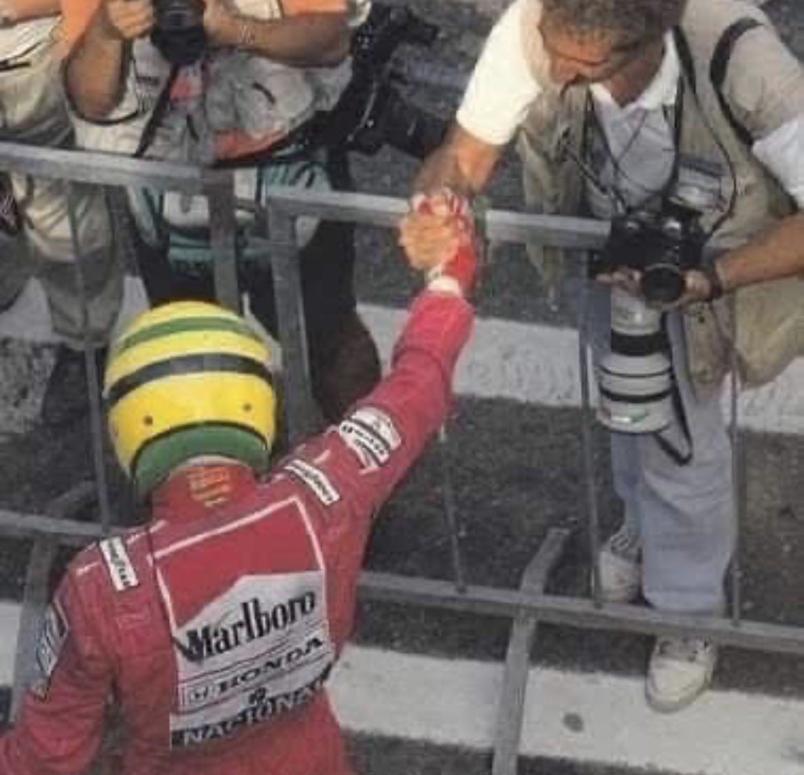 C’è qualcosa che vale molto più del denaro, della fama o di uno "scoop" mondiale. 
Si chiama rispetto.
Il 1° maggio 1994, alla curva del Tamburello, non c’era solo il mondo intero a guardare. 
C’era Angelo Orsi, fotografo di Autosprint e, soprattutto, uno dei pochi, veri amici di