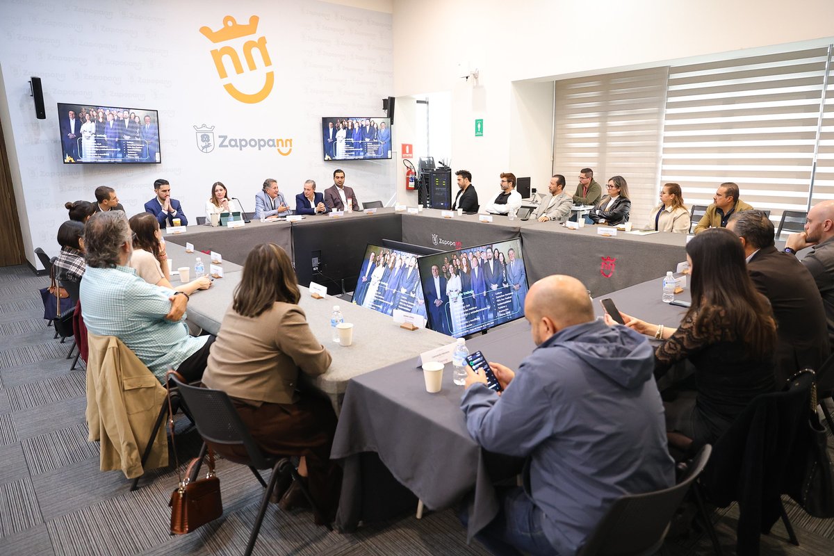 JuanJoseFrangie's tweet photo. En Zapopan seguimos avanzando rumbo al Mundial 2026 y lo hacemos en equipo.

Me reuní con representantes de centros comerciales para seguir fortaleciendo la preparación de nuestra ciudad para esta justa deportiva. Con el trabajo conjunto de distintos sectores, estoy seguro de que haremos de Zapopan una gran sede y que estas acciones dejarán un legado para las y los zapopanos. 
🤜🏼✨🤛🏼