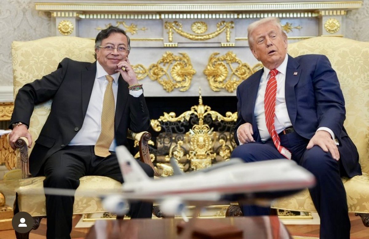 linamariagarri1's tweet image. El antiimperialista @petrogustavo está más contento que marrano estrenando lazo mientras es sometido ante #Trump ¡Le fascina el capitalismo!. Mientras tanto sus borregos petristas en #Colombia tragándose el cuento socialista.