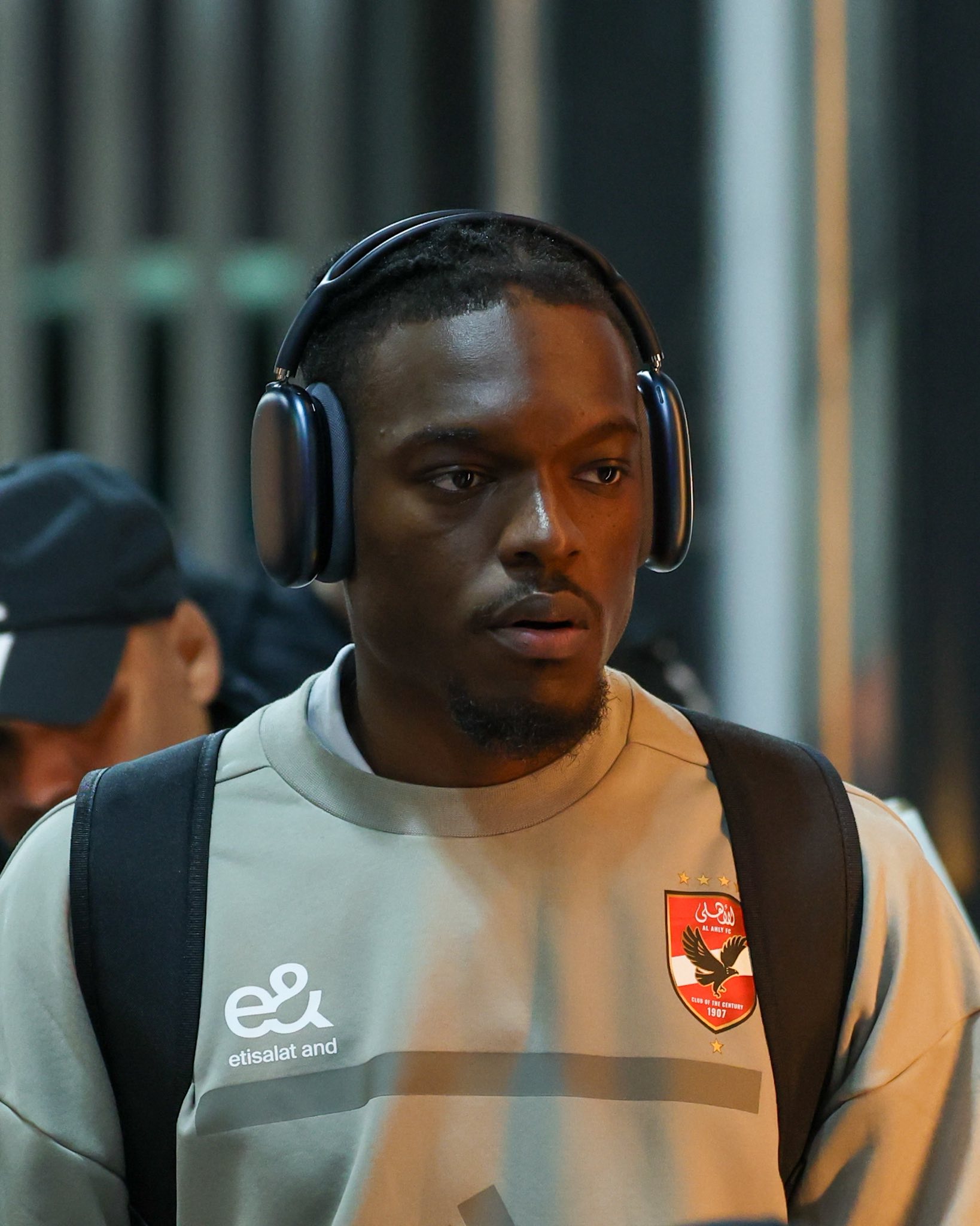 الظهور الأول لـ يلسين كامويش مع الأهلي استعدادًا لمواجهة البنك الأهلي. اللاعب يجلس على مقاعد البدلاء 