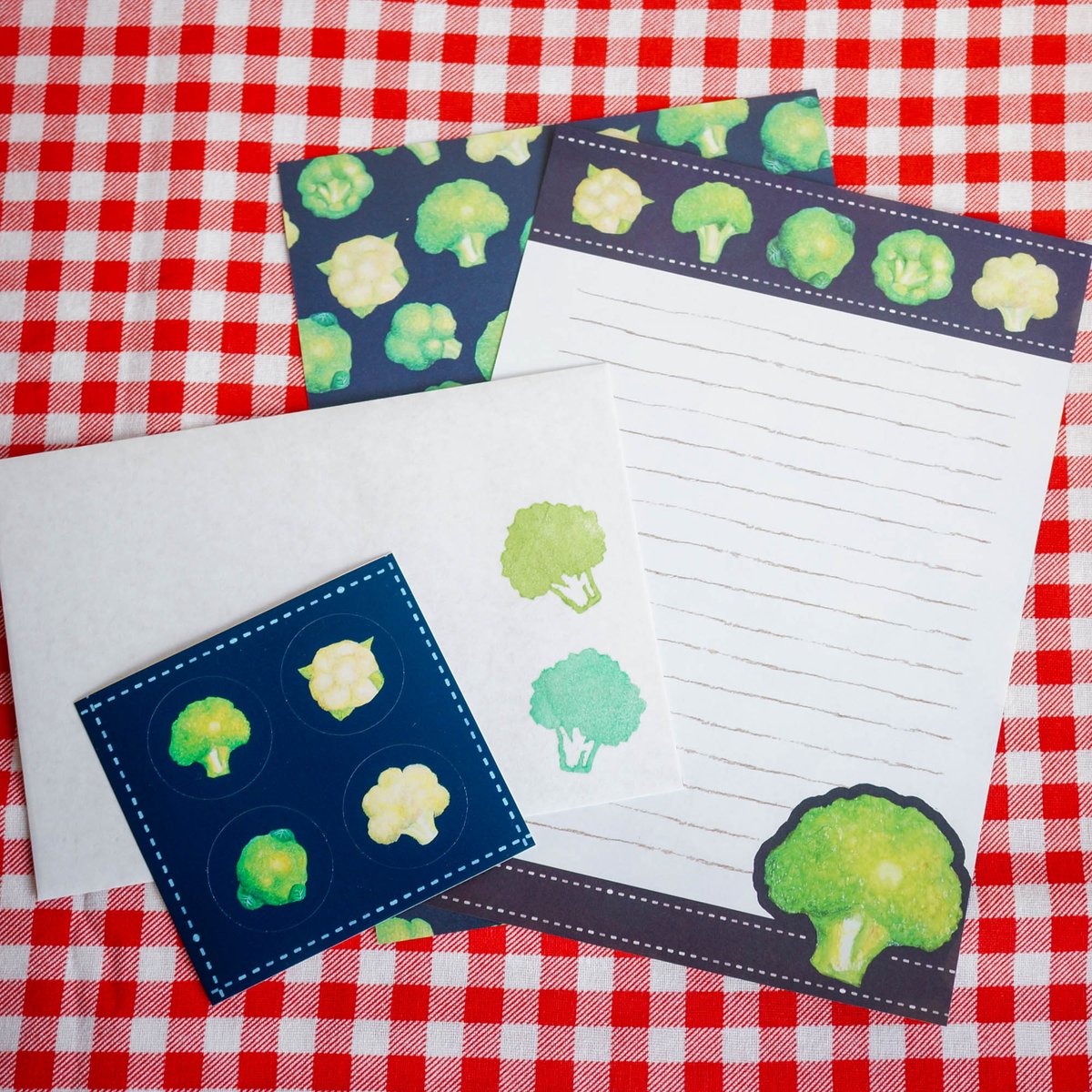 Merletto_A's tweet image. #2月になったのでフォロワーさんに自己紹介しようぜ 

Aiuolaはお野菜が主役のお店🍅
お野菜モチーフのアクセサリーや水彩色鉛筆で描いたオリジナルイラストの雑貨を制作しています🥦🍆✨

まるで採れたてのような、つやつや天然石などを使ったお野菜アクセがイチオシです✨️