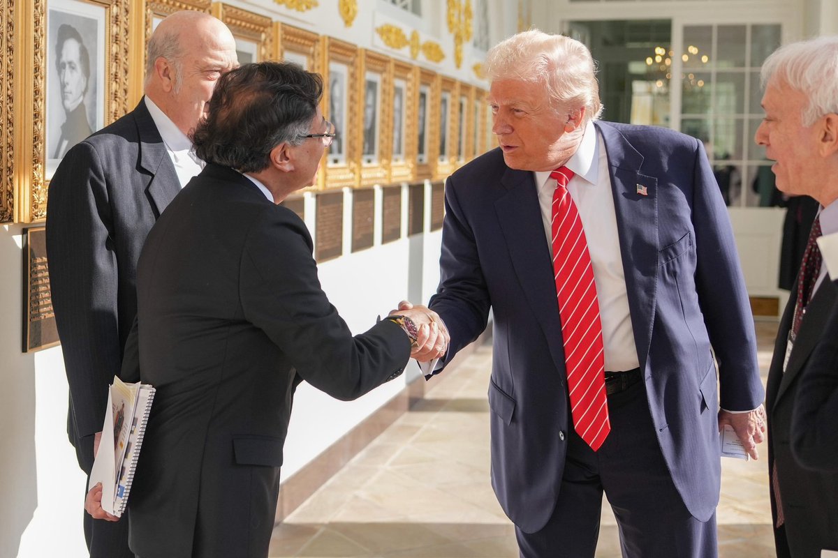 FMCenterNoticia's tweet photo. El presidente de Estados Unidos, Donald Trump, recibe en la Casa Blanca a su par colombiano, Gustavo Petro.
#02Feb https://t.co/BAvN3EwV84