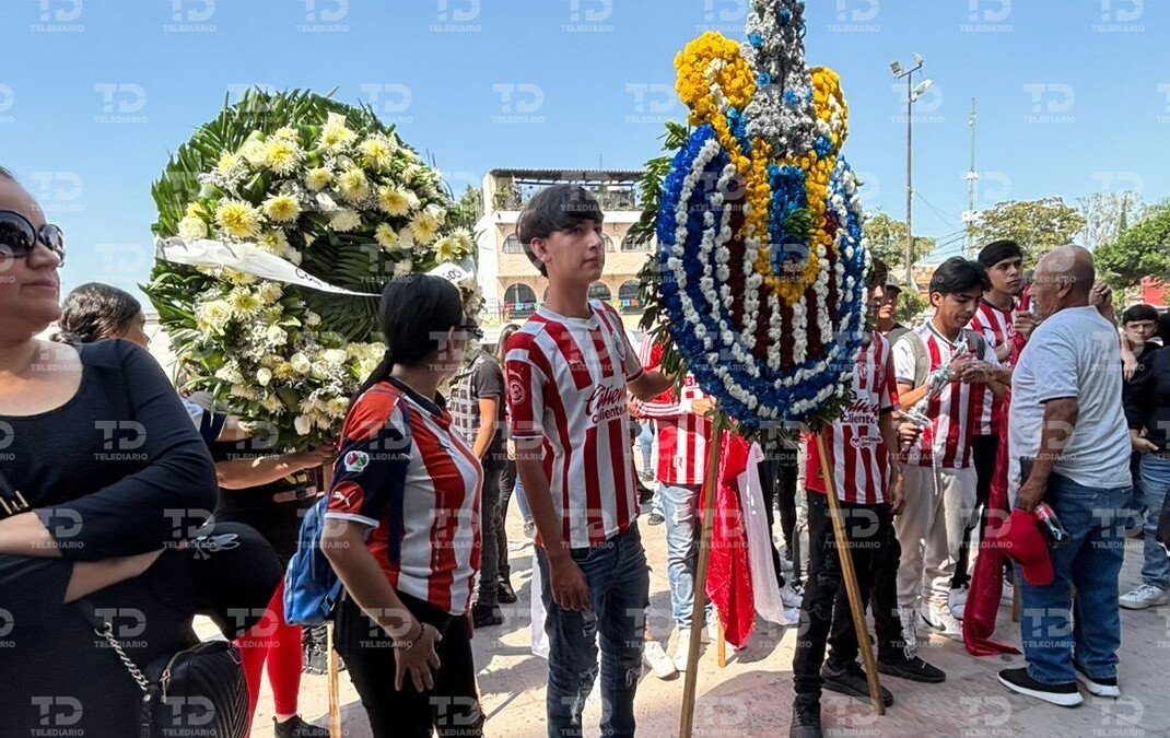 Cuando hacen esta mi cuernudo? 

"Lalito, el aficionado más estupido, quien murio a manos de su propios compañeros."