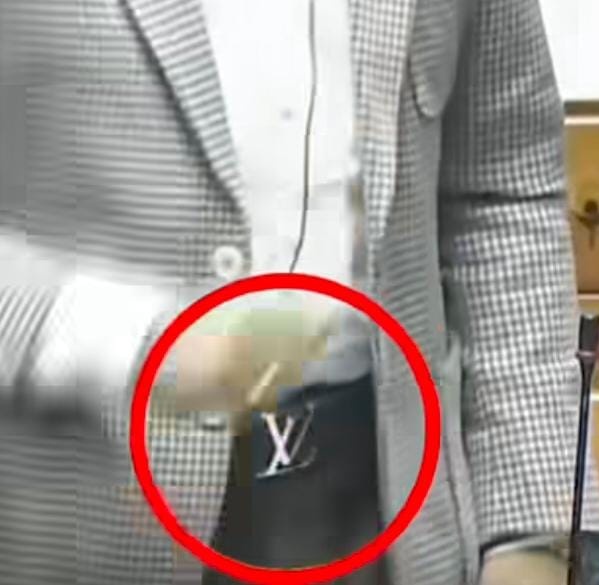 जूता 1 लाख का 
बेल्ट 80 हजार की 

लेकिन जनता को उपदेश स्वदेशी वस्तुएं अपनाने का देंगे 

जनता कब समझेगी इनकी असलियत