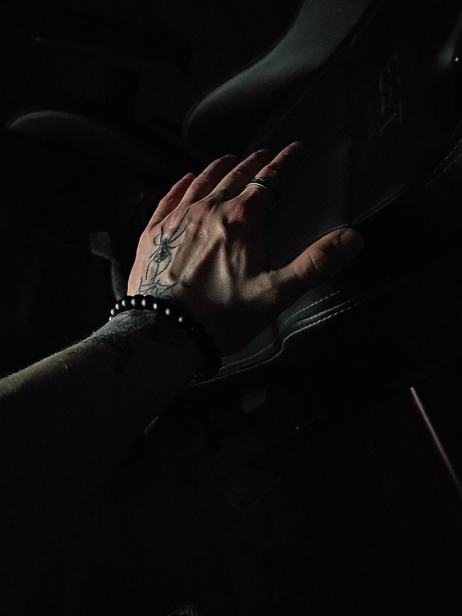 chrolloiskind's tweet photo. You're sick if hands turn you on https://t.co/vhKix2BzMg