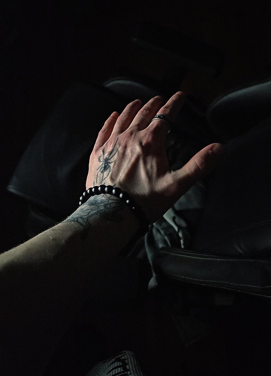 chrolloiskind's tweet photo. You're sick if hands turn you on https://t.co/vhKix2BzMg