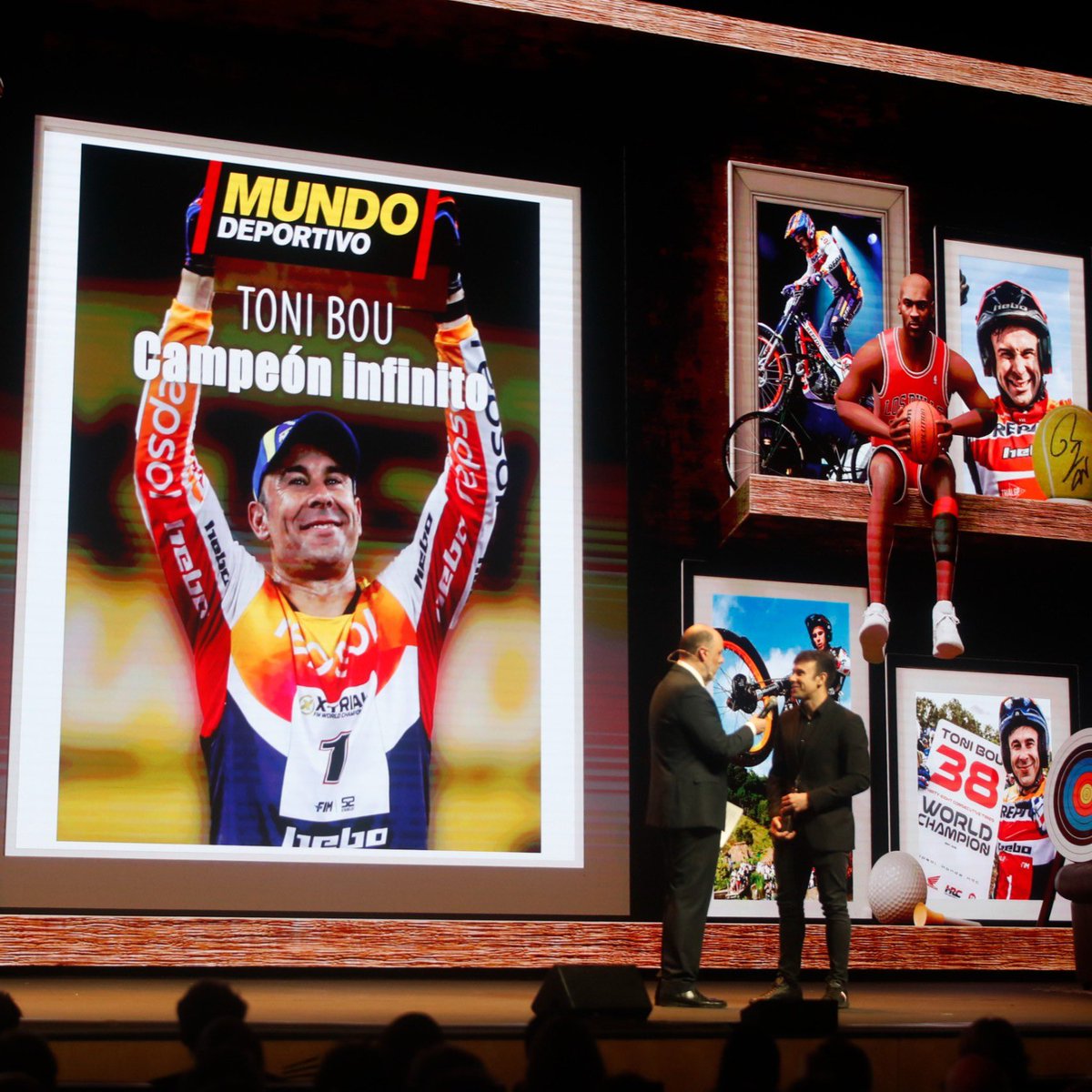 trialteamhrc's tweet photo. We enjoyed the #GalaMD yesterday ✨🥇
Toni Bou received an award called the 'Infinite Champion' 👏 Thank you for everything!!
#RepsolHondaHRC #HRC #Honda https://t.co/unrNQA8aQq