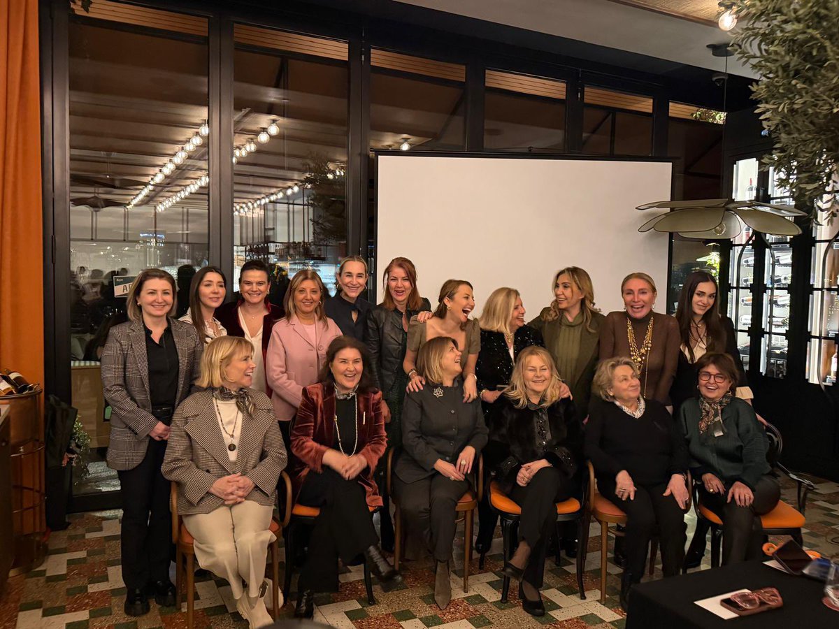 Yönetim Kurulu Üyemiz Sayın Pelin Akın Özalp'in evsahipliğinde gerçekleştirdiğimiz TİKAD yemeği vesilesiyle, Terminal Kadıköy'de desteklediğimiz genç sanatçılarla bir araya geldik. <a href="/NiluferBulutt/">Nilüfer Bulut</a>