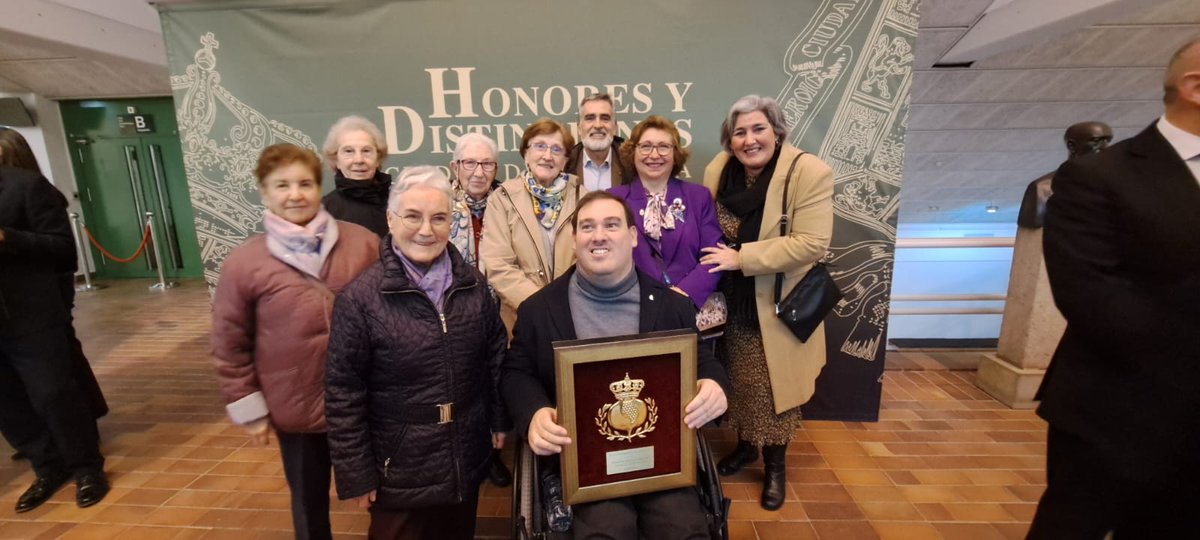 El Ayuntamiento de Granada hace entrega de la Granada de Oro a <a href="/HospitalariasGr/">Hospitalarias Fundación Purísima Concepción</a> reconociendo su trayectoria, su compromiso social y hospitalidad.  
Esta Granada de Oro es de toda la comunidad hospitalaria. GRACIAS 😊
🔗hospitalariaspurisima.org/comunicacion/h…

#GranadaDeOro